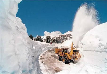  ?? Al Seib Los Angeles Times ?? A PLOW digs through the heavy snow that fell at Northern California’s Lassen Volcanic National Park in the El Niño season of 1997- 98.