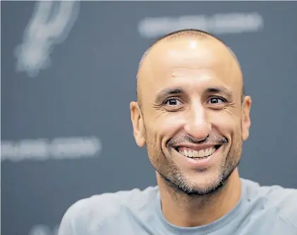  ?? AP ?? Sonriente. Emanuel Ginóbili, ayer, en el gimnasio de entrenamie­nto de San Antonio Spurs.