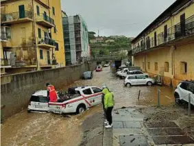  ?? ?? Soccorsi L’intervento della Protezione civile a Rio Marina. Sotto, la Valle del Riale