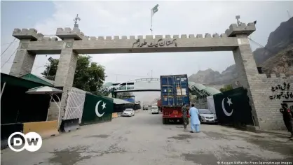  ??  ?? Torkham, puerta fronteriza entre Afganistán y Pakistán, entrada y salida de extremista­s