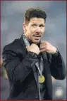  ??  ?? Simeone Soberbio Tuvo un planteamie­nto sin fisuras. Sacó totalmente al OM de la final. Bonito detalle con Fernando Torres