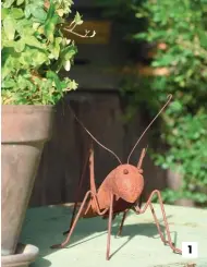  ??  ?? 1 1. Une touche déco sur une petite table en métal avec cette sauterelle rouillée par le temps.