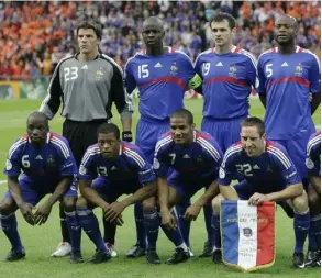  ?? ARCHIVO ?? Grégory Coupet (arriba, a la izquierda) fue guardameta de la Selección de Francia durante la Eurocopa 2008.