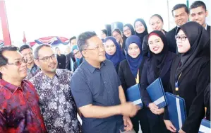  ??  ?? ABDUL Rahman (tiga kiri) memberi kata-kata nasihat kepada sebahagian daripada graduan yang terpilih untuk mengikuti Program E4E di Kolej Cosmopoint itu, turut kelihatan Timbalan Ketua Pengarah (Dasar) EPU Datuk Nik Azman Nik Abdul Majid (kiri).