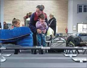  ??  ?? Des familles vivant dans des squats ont été hébergées au gymnase.