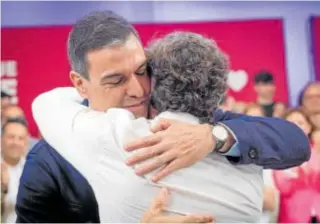  ?? // EFE ?? Pedro Sánchez abraza a Eneko Andueza ayer en San Sebastián