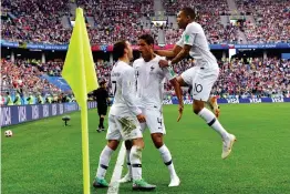  ?? FOTO: MLADEN ANTONOV / AFP / LEHTIKUVA ?? Antoine Griezmann (f.v.), Raphaël Varane och Kylian Mbappé var segerarkit­ekterna bakom Frankrikes avancemang till semifinal i mötet mot Uruguay.