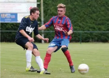  ??  ?? FOTO KOEN FASSEUR Wesley Jansen (links, Ranst) en Sven De Pooter (rechts, Bevel) duelleren om de bal.