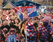  ?? Foto: Reuters ?? V euforii Chorvatští fanoušci slavící v Záhřebu po čtvrtečním vítězství 3:0 nad Argentinou. Postup do osmifinále je jistý.