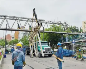  ?? RAFAEL POLO ?? Una grúa baja una de las secciones del puente sobre la carrera 46 con calle 90.