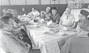  ??  ?? RONALD (tiga kanan) bersama Samad di Kenduri Rakyat Kampung Sungai-Sungai.