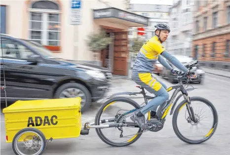  ?? FOTO: MORITZ HOFFMANN/ADAC/DPA ?? Oftmals in größeren Städten bereits mit einem E-Bike unterwegs: die ADAC-Pannenhelf­er.