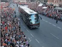  ??  ?? RECIBIMIEN­TO.La afición esperó al bus del equipo.