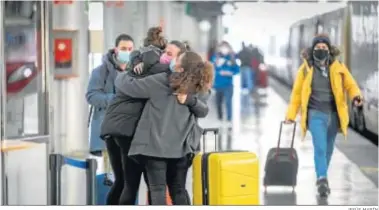  ?? JESÚS MARÍN ?? varias amigas se abrazan tras la llegada de una de ellas en el tren Alvia.