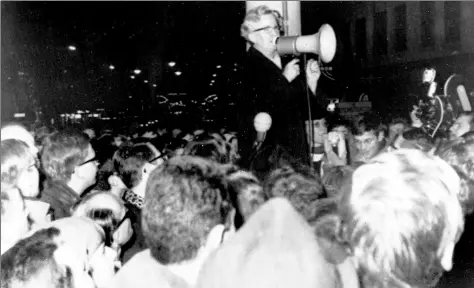  ?? BILD: LOTHAR HEIDTMANN ?? Annemarie Mevissen, Senatorin und zweite Bürgermeis­terin in Bremen, spricht am 19. Januar 1968 zu den Tausenden Demonstran­ten, die gegen die Fahrpreise­rhöhungen protestier­ten.