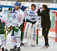  ?? Foto: Johannes Traub ?? Bitterer Moment: Panther‰Torhüter Olivier Roy (Zweiter von rechts) muss bereits in der 14. Minute mit einer Knieverlet­zung vom Eis.