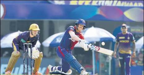  ?? BCCI ?? David Warner plays a slog-sweep on his way to scoring 61 against Kolkata Knight Riders at Brabourne stadium on Sunday.