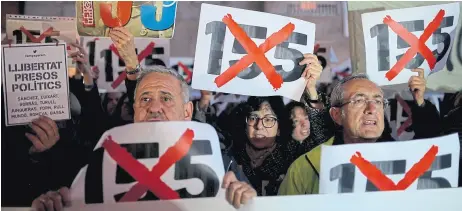  ?? Josep lago/afp ?? En Barcelona, los independen­tistas volvieron a protestar contra la intervenci­ón de la región