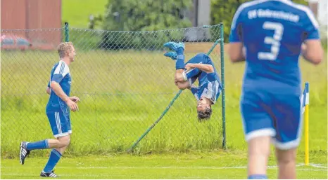  ?? FOTO: FLORIAN WOLF ?? Gebrazhofe­ner Torjubel in Maierhöfen: Timo Riess bejubelt seinen Treffer zum 4:0 mit einem Salto.