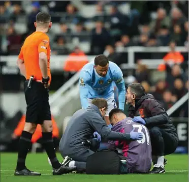  ?? FOTO: GETTY IMAGES ?? Er en – eller flere – spillere skadet, skal de ud og vende på sidelinjen, før de må deltage igen. Undtagelse­n er målmaend, som her Manchester Cityr Ederson.