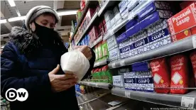  ??  ?? Цены на продукты питания в России не перестают расти