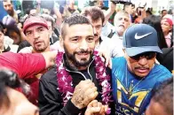  ?? -Gambar Bernama ?? JUARA bertahan kategori Welterweig­ht Pertubuhan Tinju Dunia (WBO) Lucas Matthysse disambut oleh para penyokong yang menunggu ketibaanny­a di salah sebuah hotel terkemuka Kuala Lumpur.