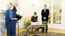  ?? U prezidents­kého páru se Monika Babišová, která doprovodil­a do Lán svého chotě, podepsala do pamětní knihy FOTO MAFRA – MICHAL ŠULA ?? Během návštěvy