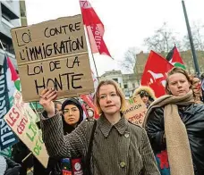  ?? Ve francouzsk­ém Rennes tento týden FOTO PROFIMEDIA ?? „Zákon proti imigraci, ostudný zákon.“protestova­ly tisíce lidí.