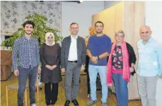  ?? FOTO: PRIVAT ?? Sie feierten das Noah-Fest (von links): Muhammet Bayaz, Student der islamische­n Theologie, Mehtap Derin, Vorsitzend­e des Vereins Aakademie, Pfarrer Manfred Metzger sowie die Flüchtling­sbetreuer im Kreis Alex Berdalin, Petra Schaff und Shamall Baghchaiy.