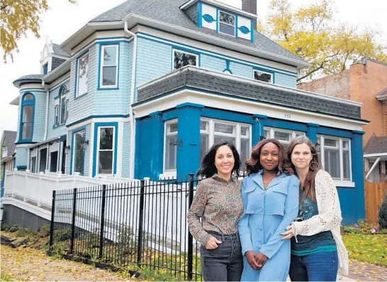  ?? STACEY WESCOTT/CHICAGO TRIBUNE PHOTOS ?? Erica Hilgart, from left, Lynette Kelly-Bell and Becky Martin stand outside A House in Austin on Nov. 11. The organizati­on describes itself as “a home base for a community of parenting support serving families on Chicago’s West Side.” Hilgart is a co-founder, and Kelly-Bell and Martin are co-executive directors.