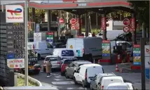  ?? (Photo PQR/LE Parisien) ?? Dans plusieurs régions de France (ici Paris), les stations-services continuent à être prises d’assaut.