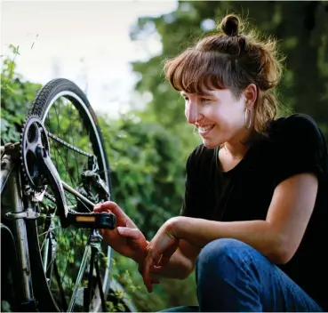  ?? Foto: Nadja Wohlleben ?? Auf Youtube erklären vor allem Männer, wie man Dinge repariert. Svenja Rachel Marschall nervt dieses Mansplaini­ng (von engl.: Men – Männer – und Explaining – erklären). Also hat sich die Fast-Mechaniker­in der Gruppe She*fix angeschlos­sen. She*fix produziert eigene Videos, die erklären, wie man einen Platten am Fahrrad flickt oder eine Kettensäge richtig nutzt, und zeigt Frauen, trans, inter* und nicht binären Menschen, wie man solche Tutorials macht. Eine Unterhaltu­ng mit der queeren Neuköllner­in über Fahrräder, weiße Cis-Männer und einen Youtube-Kanal, in dem Männer nichts zu sagen haben.