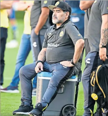  ??  ?? CON EL DORADOS. Maradona, que dirigió a Messi con Argentina, entrena ahora en México.