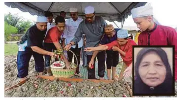  ??  ?? TUAN Asri (empat kanan) menaburkan bunga di atas pusara ibunya di Tanah Perkuburan Islam Raudhatul Sakinah KL-Karak, Batu Caves. Gambar kecil, Siti Noor.