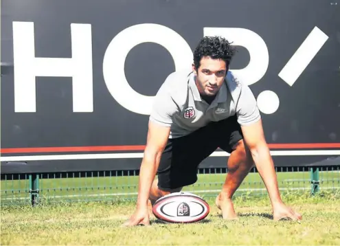  ?? Reportage photograph­ique Midi Olympique - Patrick Derewiany ?? Revenu sur les terrains d’entraîneme­nt d’Ernest-Wallon depuis la reprise du groupe toulousain, avec la tunique stadiste sur les épaules, Maxime Mermoz, qui espère retrouver son meilleur niveau, est prêt à (re)décoller.