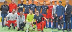  ?? FOTO: KLAUS EICHLER ?? Der FC Wangen gewinnt den 4. ifm-Hallencup. Mit den Siegern freuen sich Steffen Fischer vom Turnierspo­nsor sowie Torschütze­nkönig Tobias Weiss, bester Torhüter Heiko Holzbaur und der beste Spieler Nils Maurer (von rechts).