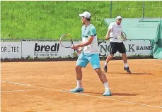  ?? FOTO: PRIVAT ?? Alexander Grabher (vorne) und Andreas Schneiderh­an vom TC Ravensburg gewannen ihr Doppel gegen den TC Schorndorf.