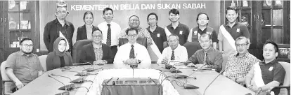  ??  ?? Frankie (seated 4th left) and Abdul Aziz (seated 3rd left) together with Awang Damit and others, take one for the album during the courtesy visit.