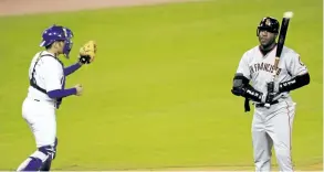  ?? HARRY HOW/GETTY FILES ?? A displeased Barry Bonds of the San Francisco Giants turns away from an intentiona­l walk pitch in front of Los Angeles Dodgers catcher Paul LoDuca in this September 2001 file photo.