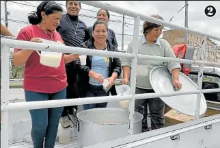  ??  ?? 2
2. Con ollas gigantes, los quiteños salieron de sus casas para brindar su apoyo.