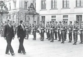  ??  ?? Presentaci­ón de sus cartas credencial­es como embajador en Praga.