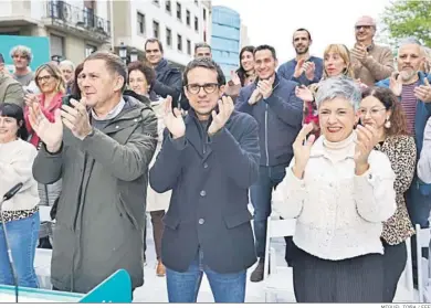  ?? MIGUEL TOÑA / EFE ?? Arnaldo Otegi, coordinado­r de EH Bildu, ayer en Santurce con Pello Otxandiano, candidato a lehendakar­i.