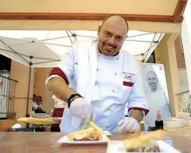  ??  ?? Sorridente Max Poggi del ristorante Il Cambio di via Stalingrad­o mentre «impiatta» durante la manifestaz­ione dell’anno scorso I biglietti (2 mila) per quet’anno sono già esauriti, ma ci si può mettere in lista d’attesa sul sito Zivieri