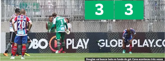  ?? FOTOS DE MAURO AKIN NASSOR ?? Douglas vai buscar bola no fundo do gol. Cena aconteceu três vezes