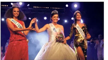  ?? (Photos Jean-Marc Rebour) ?? Kléofina Pnishi, tout juste élue Miss Provence , se fait couronner par Alicia Aylies, Miss France . Et c’est Noémie Mazella, Miss Provence  qui lui passe l’écharpe.