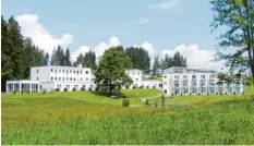  ??  ?? Die Panorama-Fachklinik­en in Scheidegg liegen idyllisch am Berg. Sie teilen sich auf in ein Akutkranke­nhaus und die Privatklin­ik Hubertus.