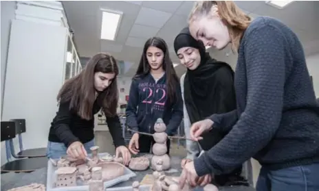  ?? FOTO: ROLF ANDERSSON ?? KONST TILL SALU. Naile Tahir, Jona Naji, Ranya Aboalhayja och Amanda Magnusson visar några av de saker som eleverna gjort, och som ska säljas för välgörenhe­t.