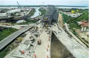  ?? JESúS RICO ?? La foto tomada con un dron muestra la estructura con la que comenzará a fundir el primer tramo del puente.