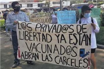  ?? ?? con reos, fue la petición que realizaron los familiares de privados de libertad para conocer la situación de salud de los prisionero­s. 2 Vacunados. Centros Penales no ha publicado informació­n oficial pero, según informació­n de algunos custodios, la mayoría de reos ya están vacunados