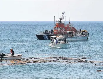  ?? FOTO: ACTION PRESS ?? Nur noch Wrackteile sind von einem Flüchtling­sboot übrig, das am 20. April vor Rhodos auf einen Felsen lief.